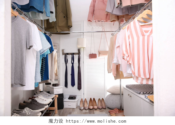 现代化的衣柜鞋子和装饰品现代化的更衣室, 配有不同时尚的服装和配饰